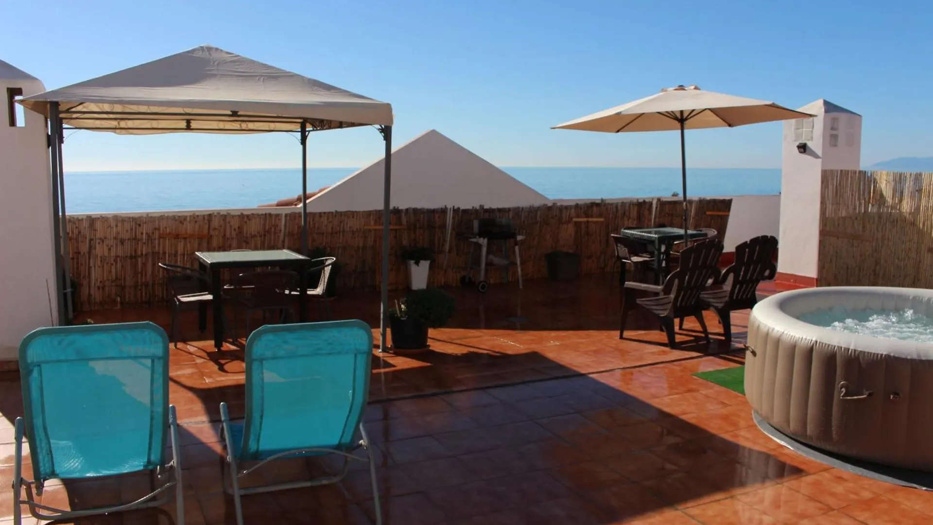 Helle Ferienwohnung Mit Dachterrasse Und Whirlpool Torrox Spanien
